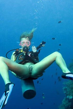 Naked blonde girlie Nikky Thorne performs the hot masturbation session under the water