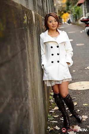Pretty Asian doll Yuu Shiraishi just walks along the autumn city and looks exciting