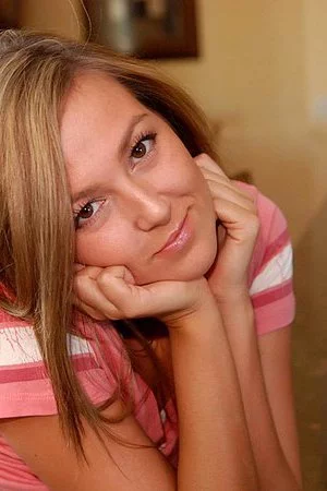 Cutie Craving Carmen with onion ass and shaved snatch takes off her white shorts 