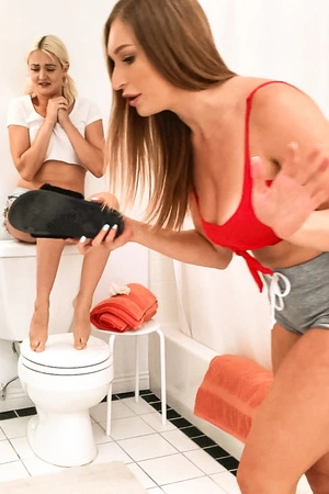 Zoe Sparx and Skylar Snow make each other cum hard