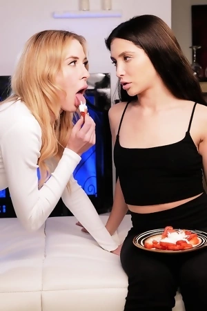 Aiden Ashley and Jane Wilde pleasuring tattooed dude in the living room