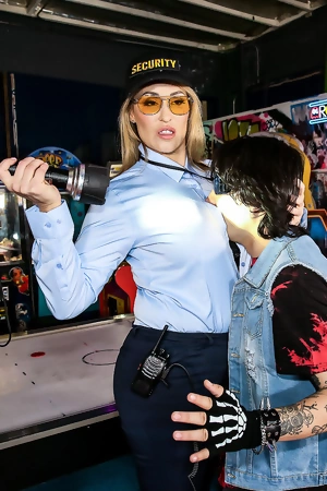 Juggy female security agent Ryan Keely seduced young dude