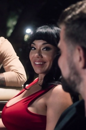 Little Puck blows and rides her tattooed lover in the car