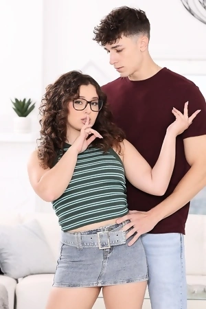 Curly-haired bimbo with glasses blows and rides Parker on the couch