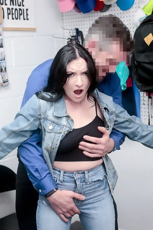 Leia Rae and Jamie Michelle share thick throbbing cock