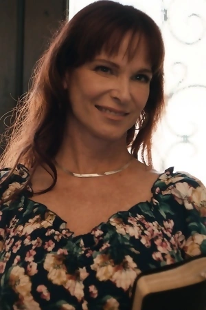 Sultry mature Syren De Mer gets deeply fucked and cumsprayed