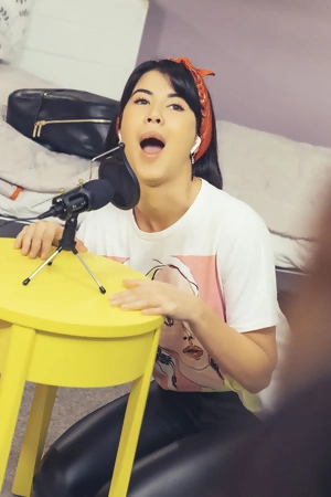 Short-haired beauty Lady Dee gets fucked in a hostel