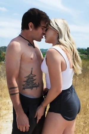 Curvy blonde babe Jill Taylor pleasures tattooed dude in bed