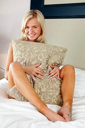 Impossibly hot and sexy blonde babe Bella Anne jams a big toy up her pink taco