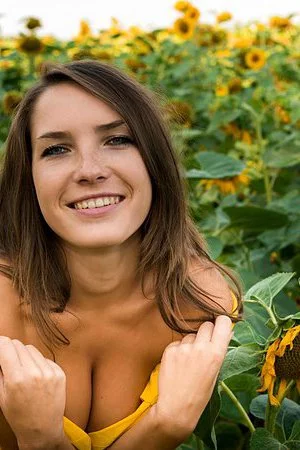 Charming babe Semmi A takes off her dress in the field and shows off her nice boobs